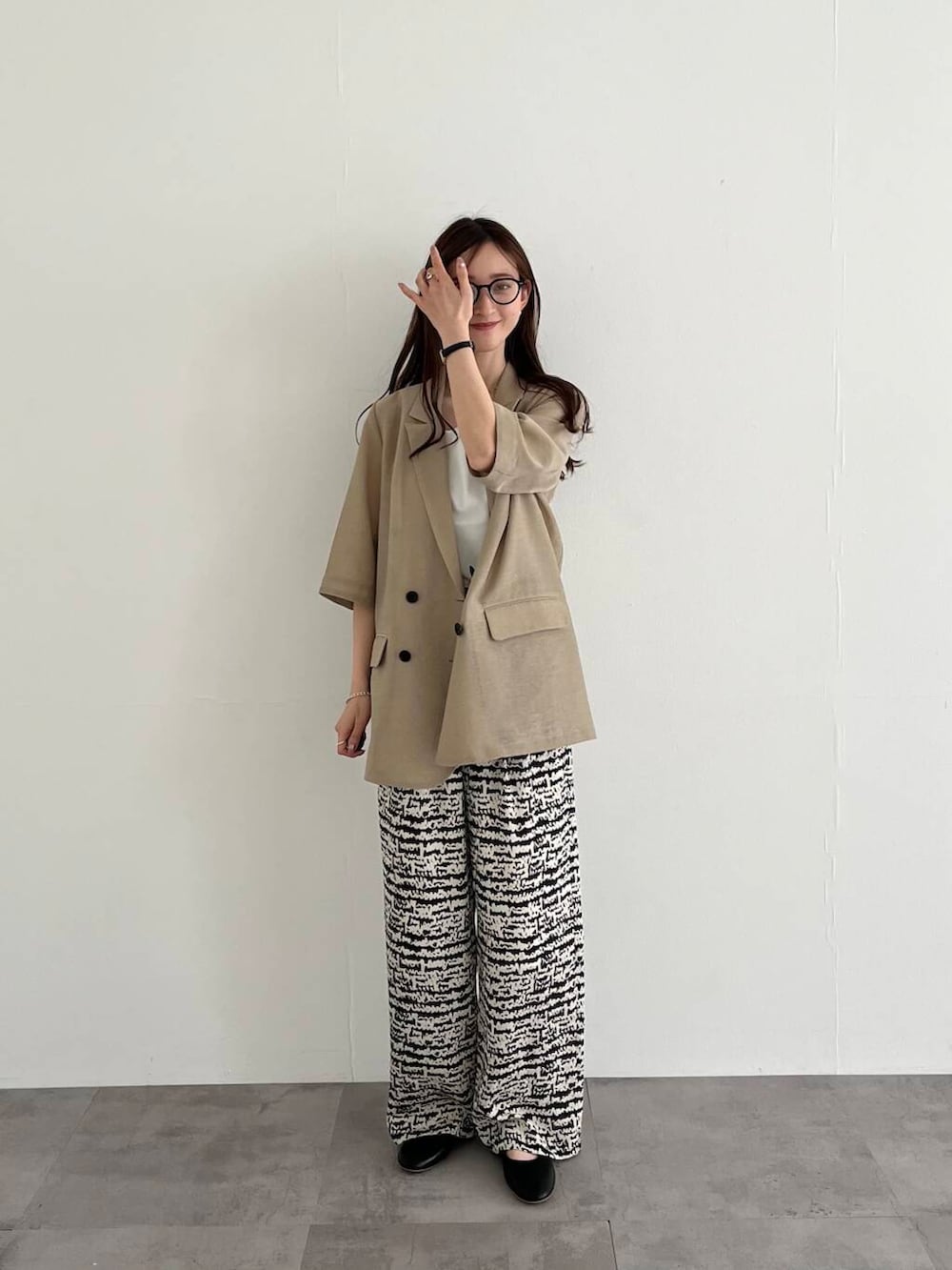 「アーバンリサーチ、イージーパンツ、URBANRESEARCH、レイヤード、春コーデ、低身長コーデ、メッシュ、20代、157cm、トレンドコーデ、20代後半、骨格ウェーブ、春カラーコーデ、イエベ春、ウェーブ×イエベ春」｜「URBAN RESEARCHのメリージェーンフラットシューズ（バレエシューズ、ブラック系）」を使った、chisaさん（レディース・157cm）の春コーディネートの3枚目の写真