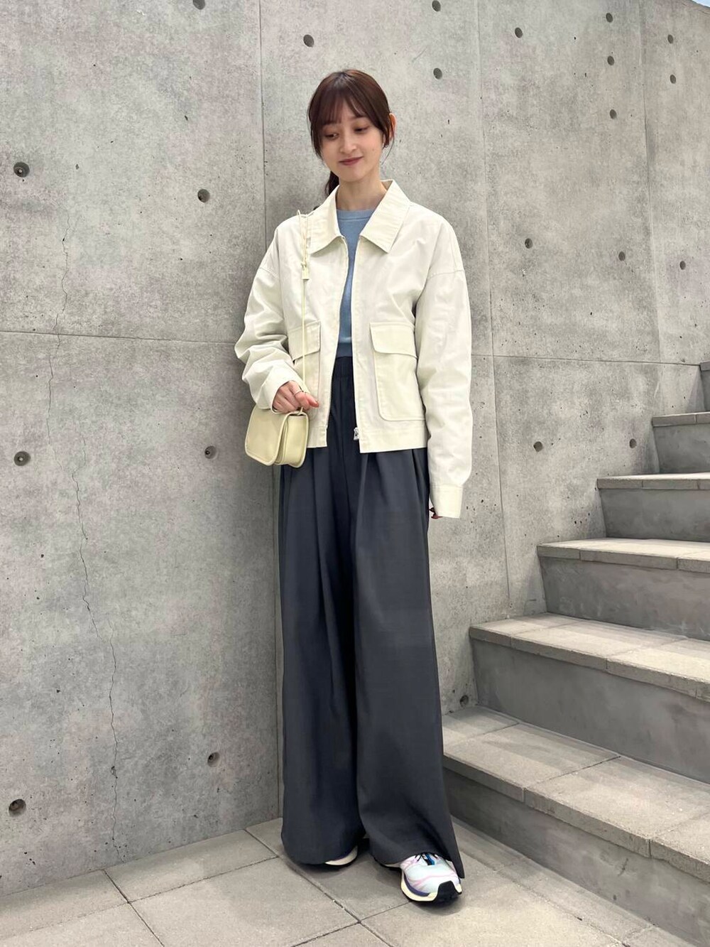 グレー系のその他パンツ、ホワイト系のショルダーバッグ、ブルー系のニット/セーターを着用したレディースの冬コーディネートの3枚目の写真