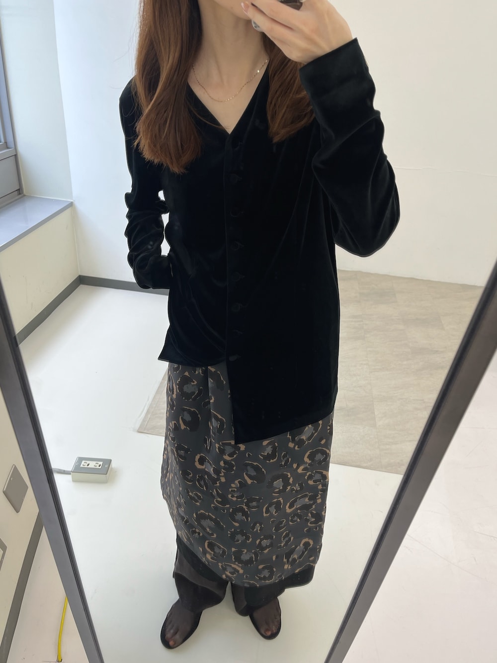 ブラック系のカーディガン/ボレロ、グレー系のスカート、ブラウン系のその他パンツを着用したレディースの秋コーディネートの3枚目の写真