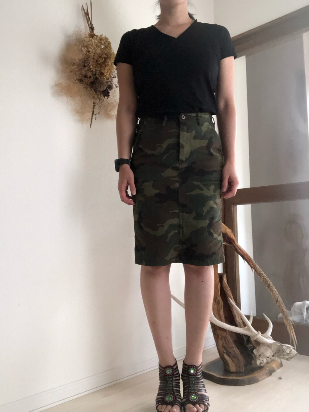 ブラック系のサンダル、グリーン系のスカートを着用したレディースの秋コーディネートの2枚目の写真