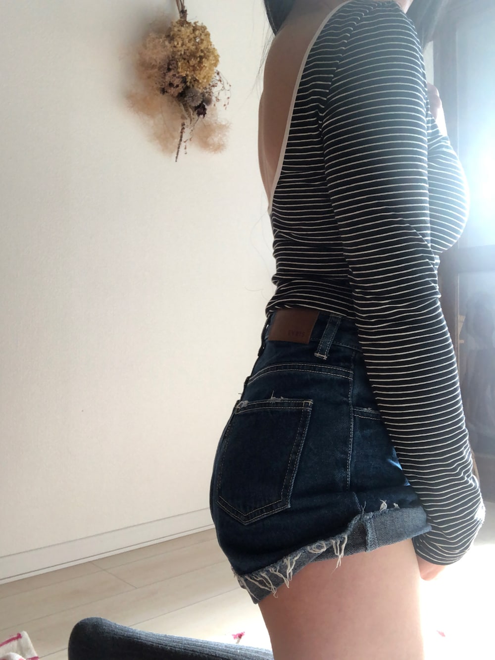 ブルー系のデニムパンツ、ブラック系のTシャツ/カットソーを着用したレディースの秋コーディネートの2枚目の写真