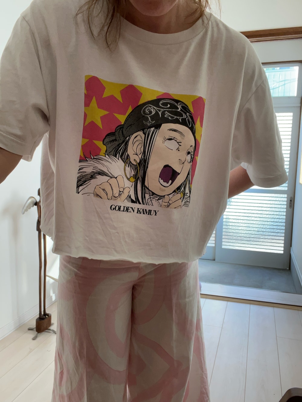 ホワイト系のTシャツ/カットソー、ホワイト系のパンツ、レッド系のスポーツブラを着用したレディースの夏コーディネートの3枚目の写真