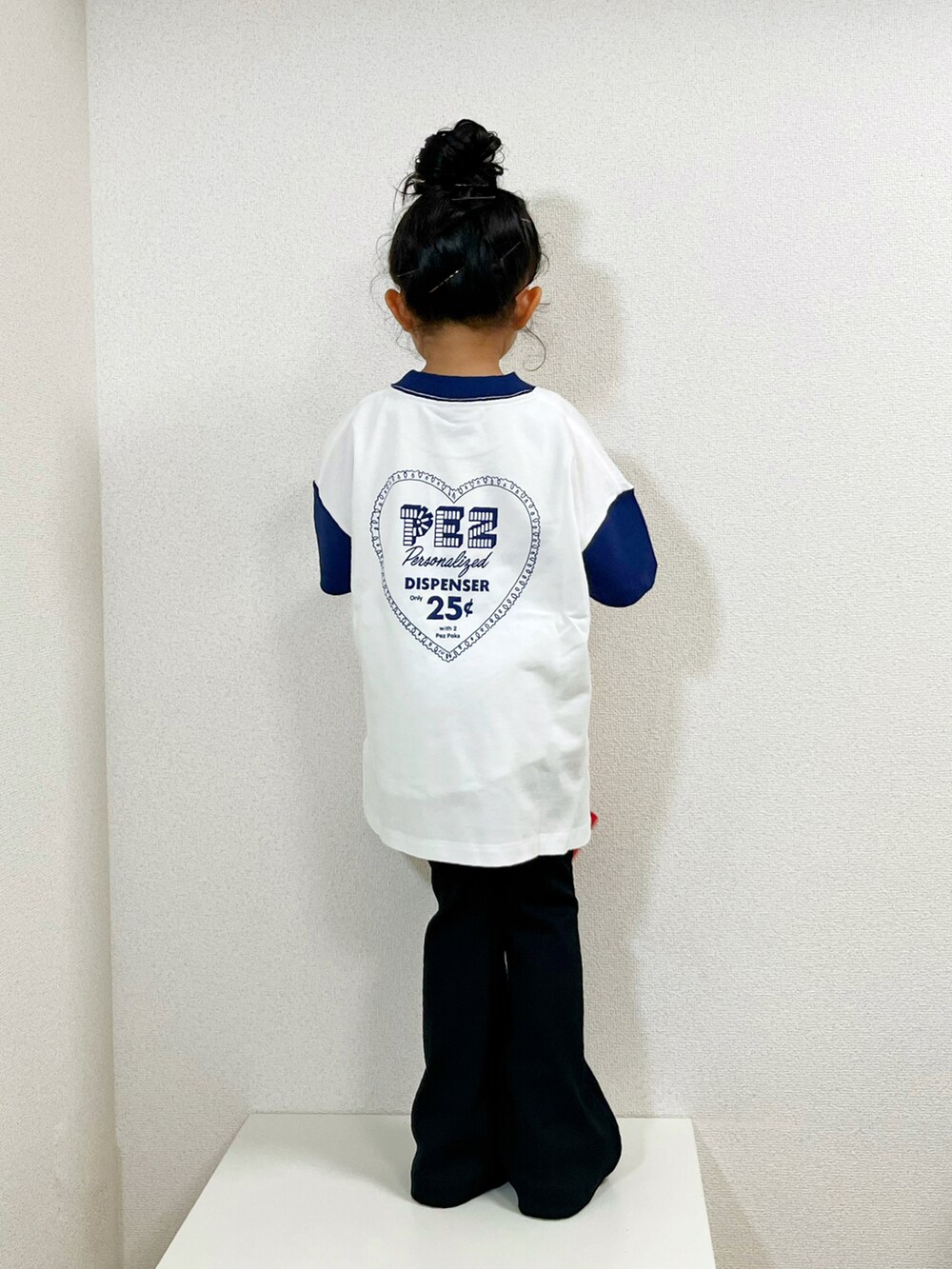 「みんなの白Tフェス、グルカサンダル、夏コーデ、カジュアル、リンガーTシャツ、ロゴT、シンプルコーデ、フェススタイル、ビッグシルエット、モノトーン」｜「Grech & CoのGrech & Co / 3色セット インポートヘアクリップ（ヘアピン、ブラウン系）」を使った、asairo 𓇼 さん（キッズ・100cm）の夏コーディネートの3枚目の写真