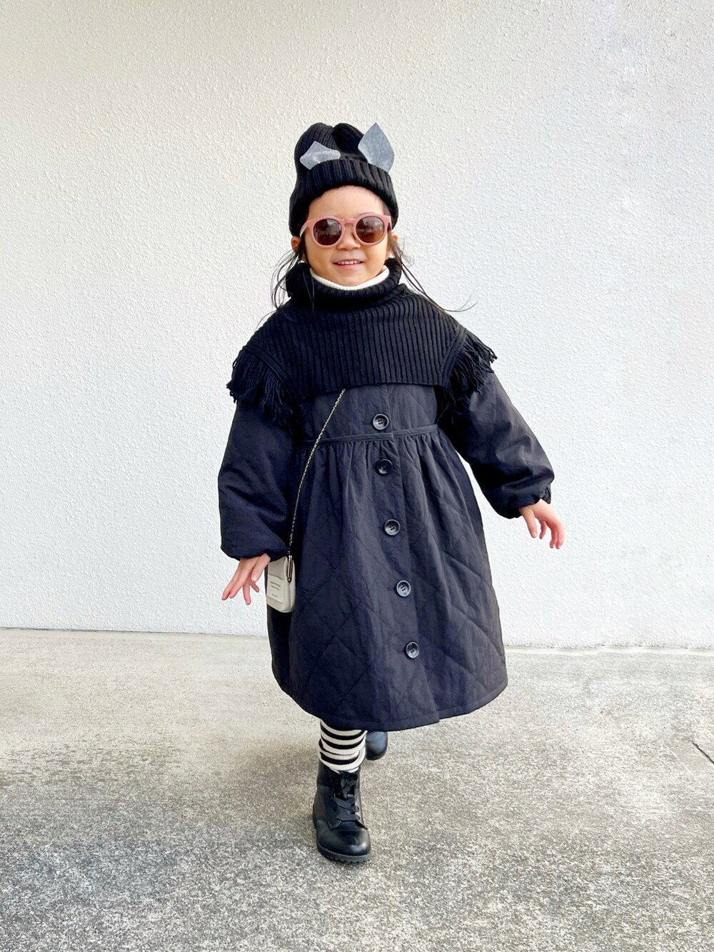 ブラック系のその他アウター、ブラック系のジャケット/アウター、ブラック系のブーツを着用したキッズの冬コーディネートの2枚目の写真