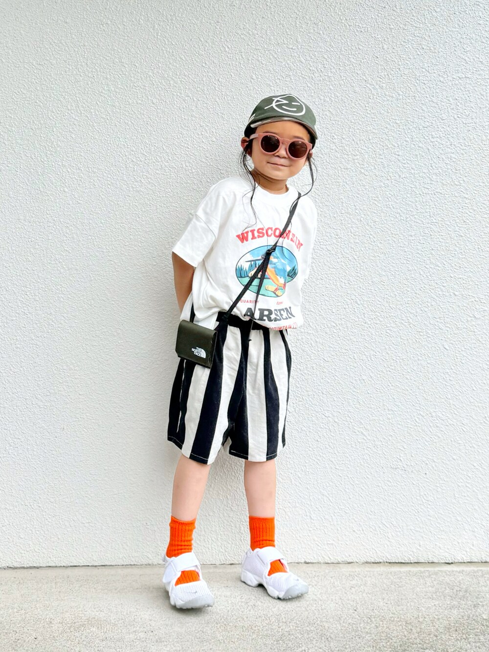 「フェススタイル、夏コーデ、ハーフパンツ、お出かけコーデ、スニーカー、ロゴT、サングラス、キャップ、白Tシャツ」｜「WynkenのWynken / ウィンクマークスケルトンキャップ（ハット、グリーン系）」を使った、asairo 𓇼 さん（キッズ・110cm）の夏コーディネートの2枚目の写真