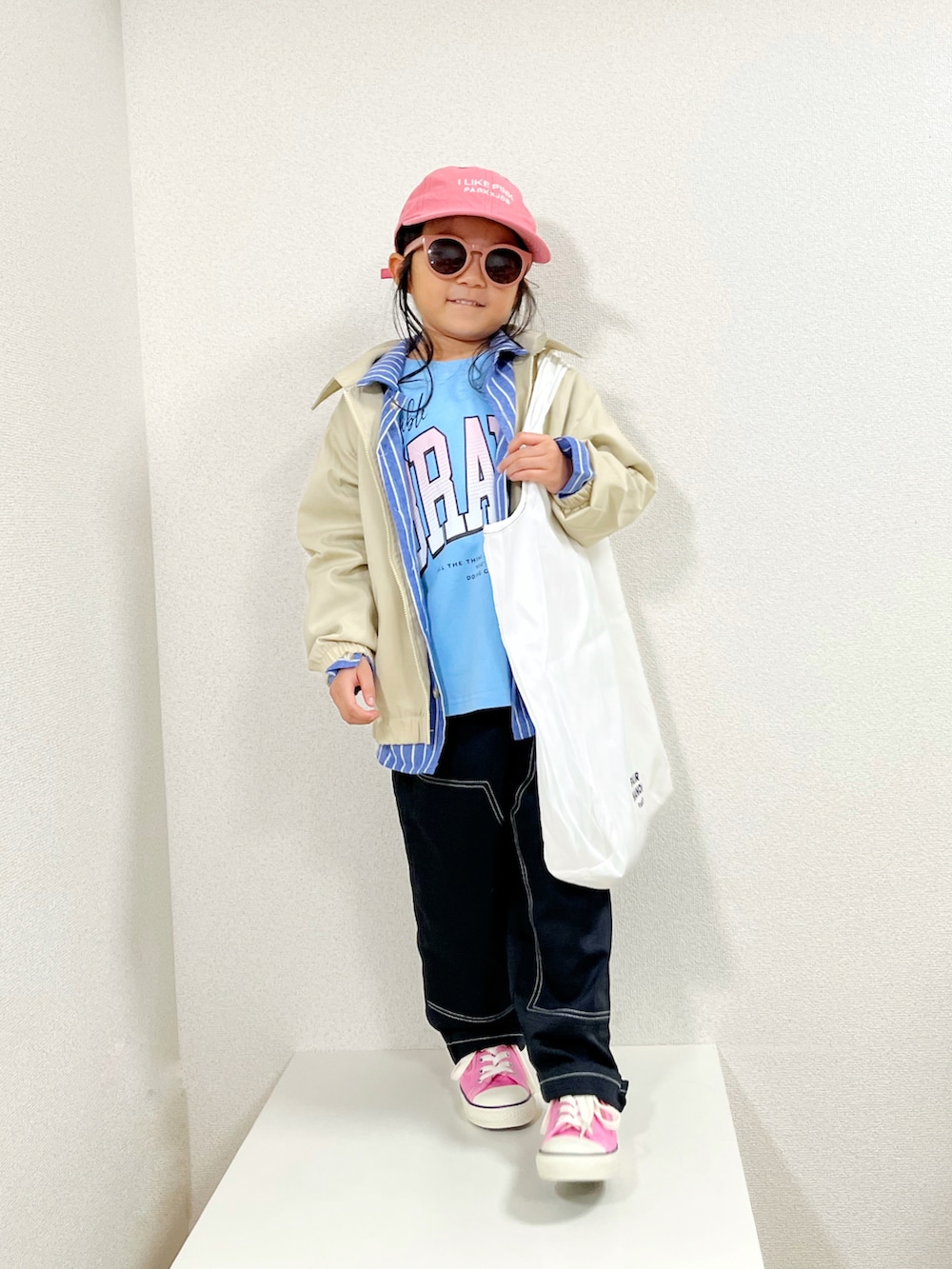 ブルー系のTシャツ/カットソー、ベージュ系のブルゾン、ブルー系のシャツ/ブラウスを着用したキッズの夏コーディネートの2枚目の写真