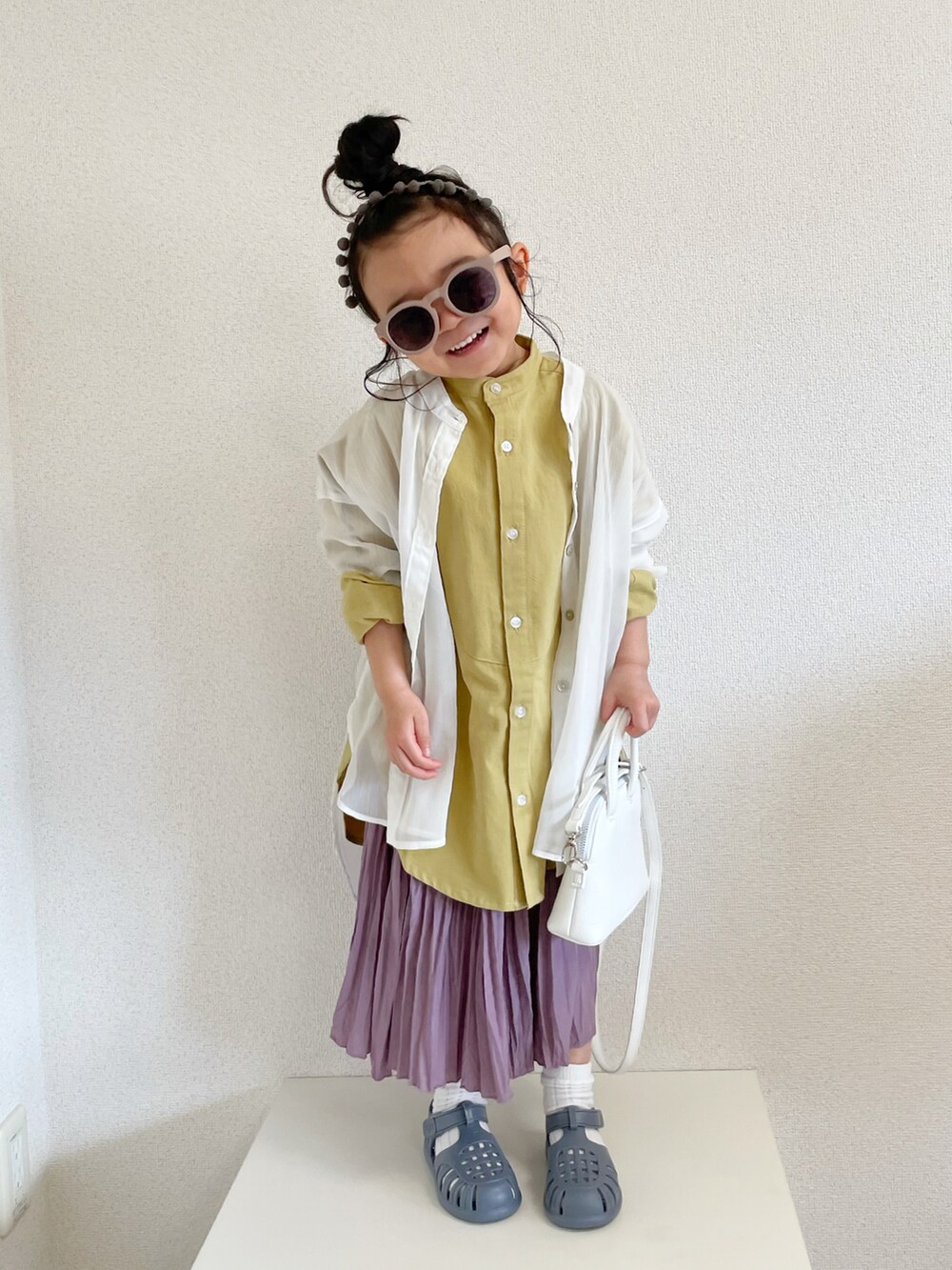 「春服みてみて、スカート、春コーデ、シャツスタイル、ショルダーバッグ、サンダル、パステル映える春、ヘアバンド、レイヤードスタイル、イエロー」|「milk&sodaのアイテム(カチューシャ、ブラック系)」を使った、asairo 𓇼 さん(キッズ・100cm)の春コーディネートの2枚目の写真
