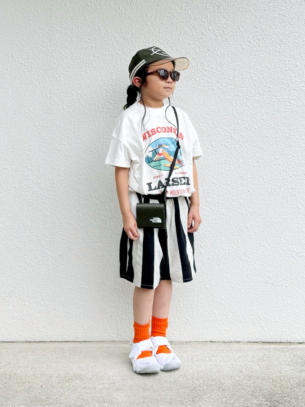 「フェススタイル、夏コーデ、ハーフパンツ、お出かけコーデ、スニーカー、ロゴT、サングラス、キャップ、白Tシャツ」｜「WynkenのWynken / ウィンクマークスケルトンキャップ（ハット、グリーン系）」を使った、asairo 𓇼 さん（キッズ・110cm）の夏コーディネートの3枚目の写真