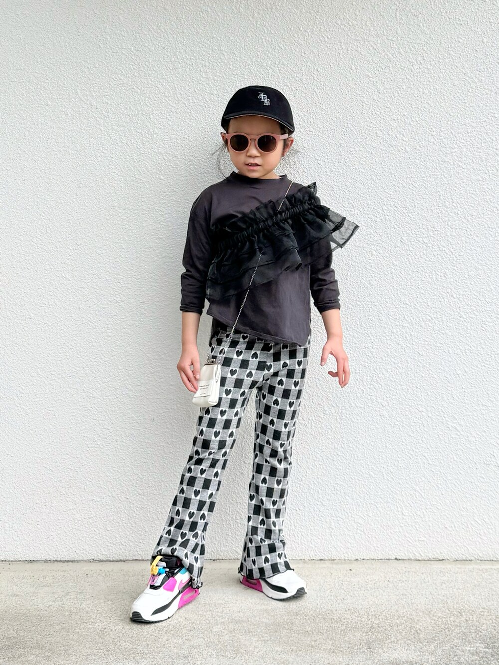 グレー系のTシャツ/カットソー、ブラック系のその他パンツ、ホワイト系のスニーカーを着用したキッズの春コーディネートの2枚目の写真