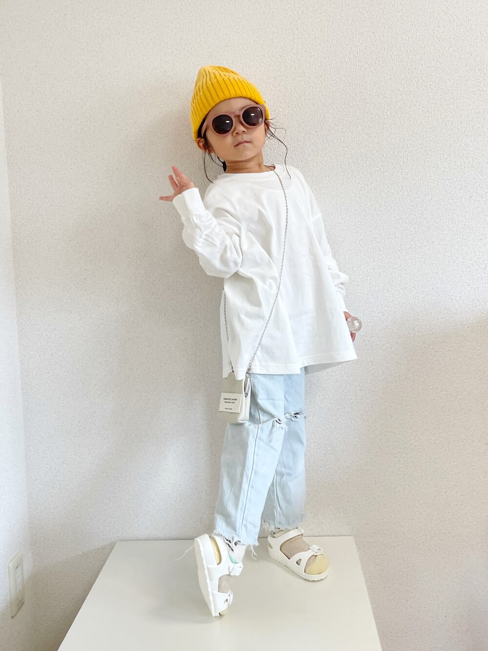 「ストリート、カジュアルコーデ、白Tシャツ、スポーツサンダル、デニム、韓国子供服、ニット帽、めがね、ビッグシルエット、淡色コーデ、休日スタイル、秋服準備はじめました、ロンT、レザー」｜「GO TO HOLLYWOODのアイテム（ニットキャップ/ビーニー、イエロー系）」を使った、asairo 𓇼 さん（キッズ・100cm）の夏コーディネートの4枚目の写真