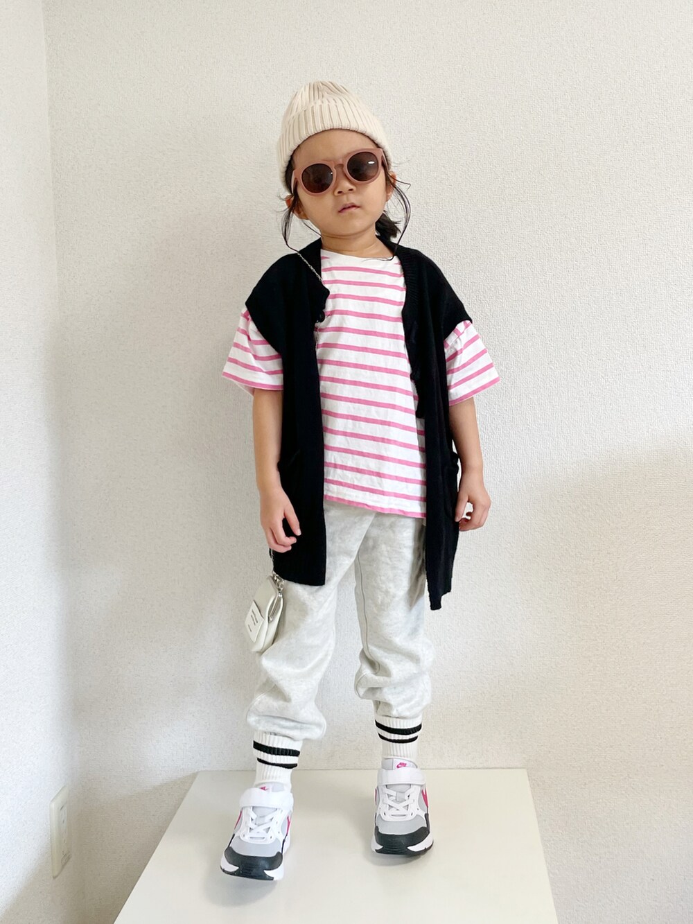 「ストリート、モノトーン、スウェットパンツ、白スニーカー、ラインソックス、NIKE、ボーダー、ベスト、レイヤードスタイル、休日スタイル、ニット帽、秋服準備はじめました、カジュアルコーデ、ニットベスト」｜「GO TO HOLLYWOODのアイテム（ニットキャップ/ビーニー、ホワイト系）」を使った、asairo 𓇼 さん（キッズ・100cm）の夏コーディネートの2枚目の写真