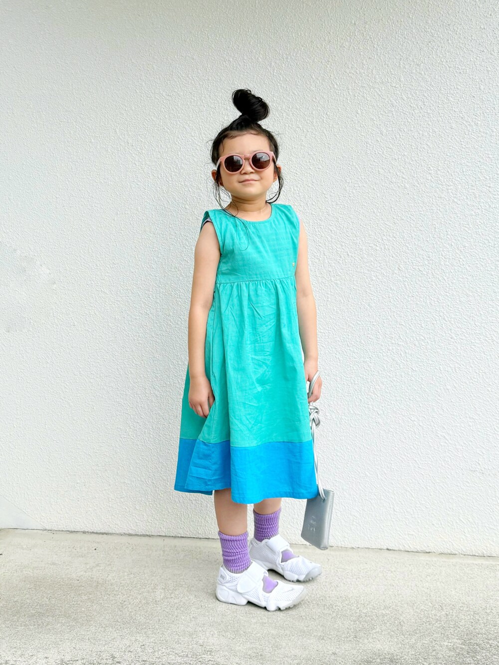 その他のタンクトップ、シルバー系のショルダーバッグ、ホワイト系のスニーカーを着用したキッズの春コーディネートの2枚目の写真