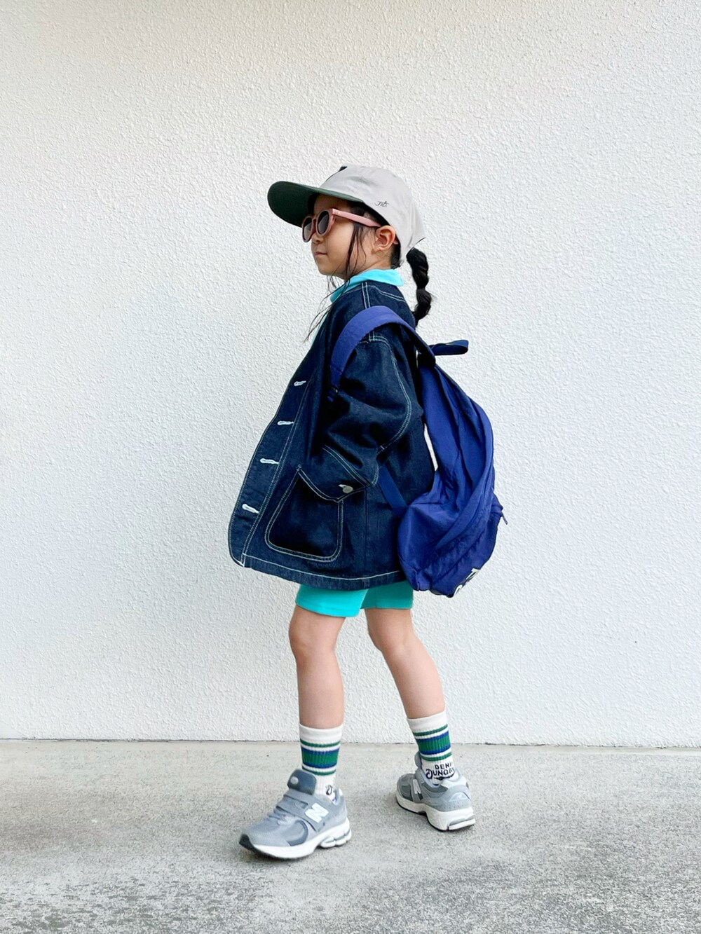 「春のおしゃ見えテクニック、春服みてみて、レイヤードスタイル、お出かけコーデ、ジャケットスタイル、ショートパンツ、カジュアルコーデ、デニム、スニーカー、春アウター、アウトドアスタイル、春色、休日スタイル、春コーデ、春のNewスタイル」｜「jdbace_capの【green】JDB bicolor cap.（キャップ、グリーン系）」を使った、asairo 𓇼 さん（キッズ・110cm）の春コーディネートの2枚目の写真