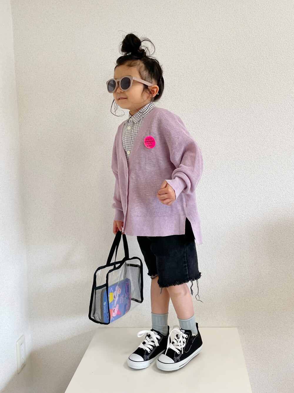 「カラーソックス、古着MIX、コンバース、ハーフパンツ、サングラス、シャツスタイル、カラー×コーデ、レイヤードスタイル、クリアバッグ、カジュアルコーデ、カーディガン、休日スタイル、ギンガムチェック、FUDGE KIDSのトラッドスタイル」｜「coenの【coen キッズ/ジュニア】[洗える]サラコVネックニットカーディガン（カーディガン/ボレロ、ピンク系）」を使った、asairo 𓇼 さん（キッズ・100cm）の春コーディネートの2枚目の写真