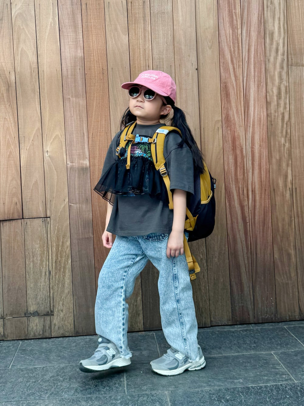 ブラウン系のバックパック/リュック、ブルー系のその他パンツ、グレー系のスニーカーを着用したキッズの夏コーディネートの2枚目の写真