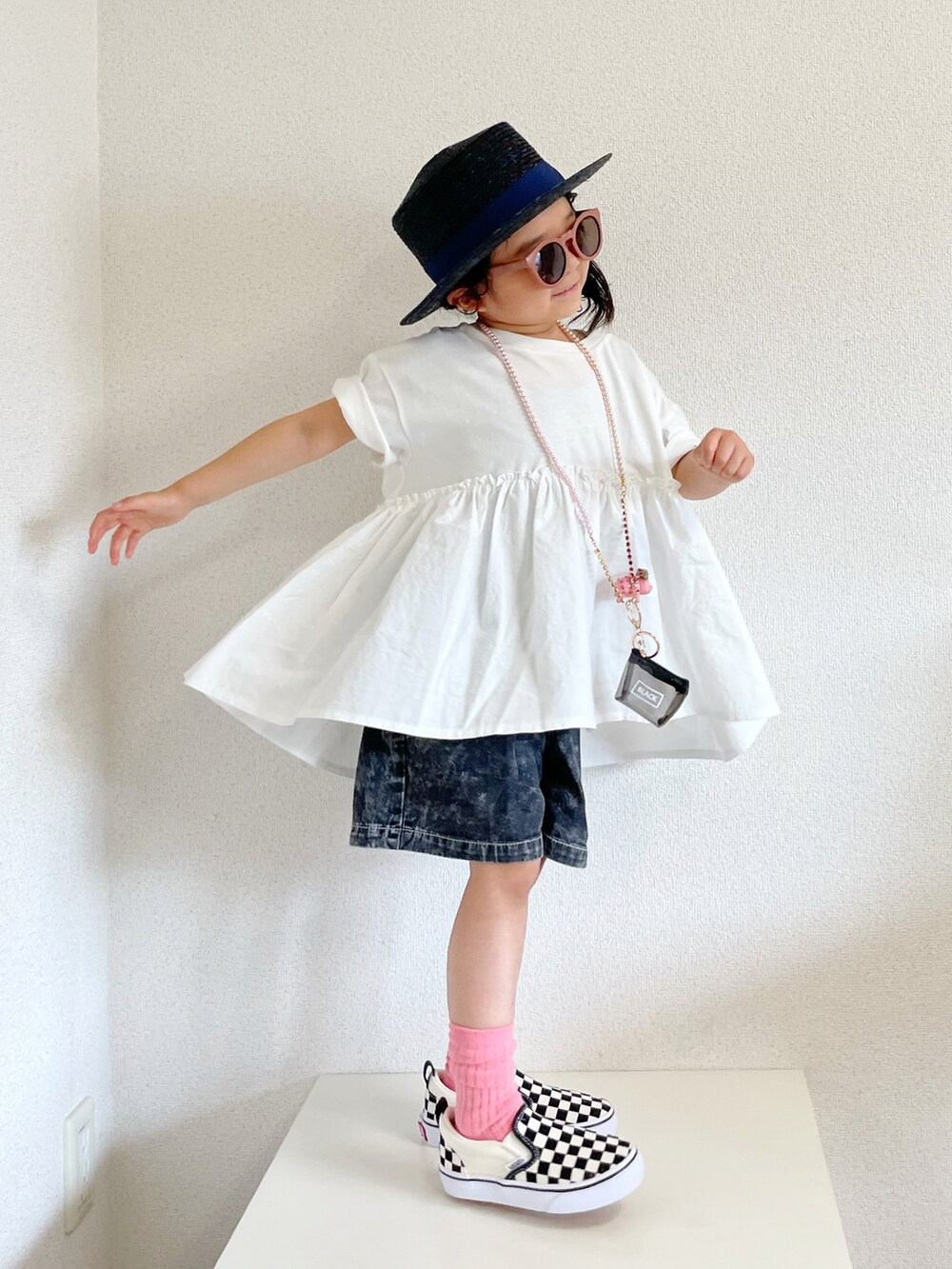 「デニムっていいよね、モノトーン、プチプラ、モード、VANS、スリッポン、休日スタイル、カンカン帽、デニムフェス2022、デニム、麦わら帽子、夏コーデ、ピンク」｜「B:MING by BEAMSのB:MING by BEAMS / ストロー カンカン帽（3~7才）（ハット、ブラック系）」を使った、asairo 𓇼 さん（キッズ・100cm）の夏コーディネートの3枚目の写真