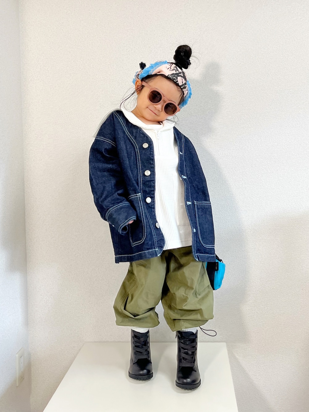 ホワイト系のTシャツ/カットソー、ブルー系のカバーオール、ブルー系のショルダーバッグを着用したキッズの冬コーディネートの3枚目の写真