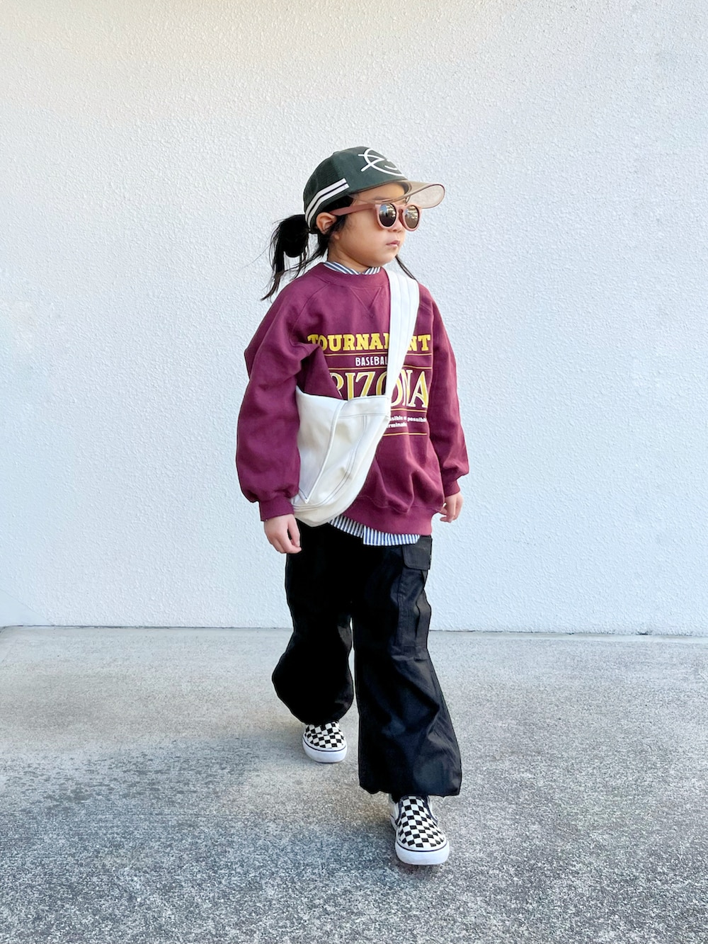 レッド系のスウェット、ブラック系のシャツ/ブラウス、ホワイト系のショルダーバッグを着用したキッズの冬コーディネートの2枚目の写真