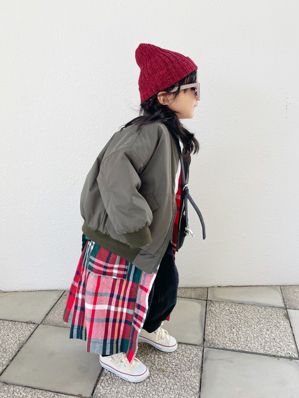 ホワイト系のTシャツ/カットソー、グリーン系のMA-1、ブラック系のショルダーバッグを着用したキッズの秋コーディネートの3枚目の写真