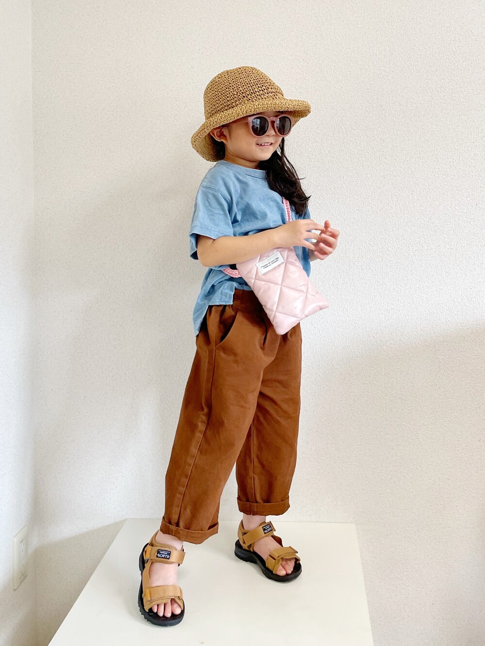 ブルー系のトップス、ピンク系のバッグ、ブラウン系のその他パンツを着用したキッズの夏コーディネートの2枚目の写真