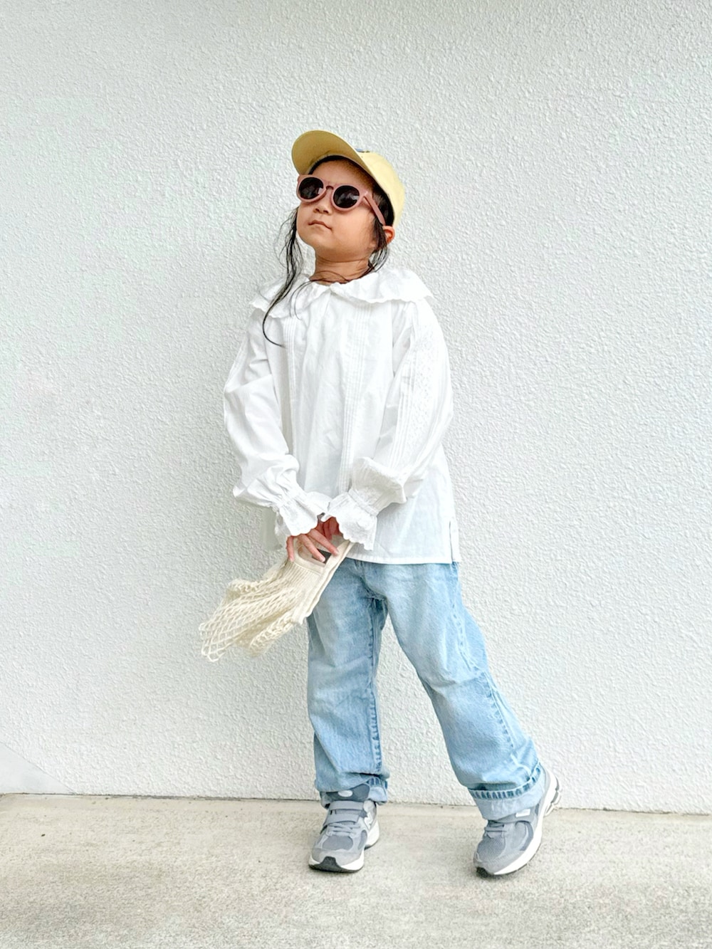 ホワイト系のシャツ/ブラウス、ブルー系のデニムパンツ、ホワイト系のエコバッグ/サブバッグを着用したキッズの春コーディネートの2枚目の写真
