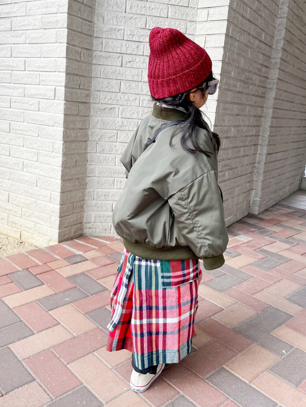 ホワイト系のTシャツ/カットソー、グリーン系のMA-1、ブラック系のショルダーバッグを着用したキッズの秋コーディネートの2枚目の写真