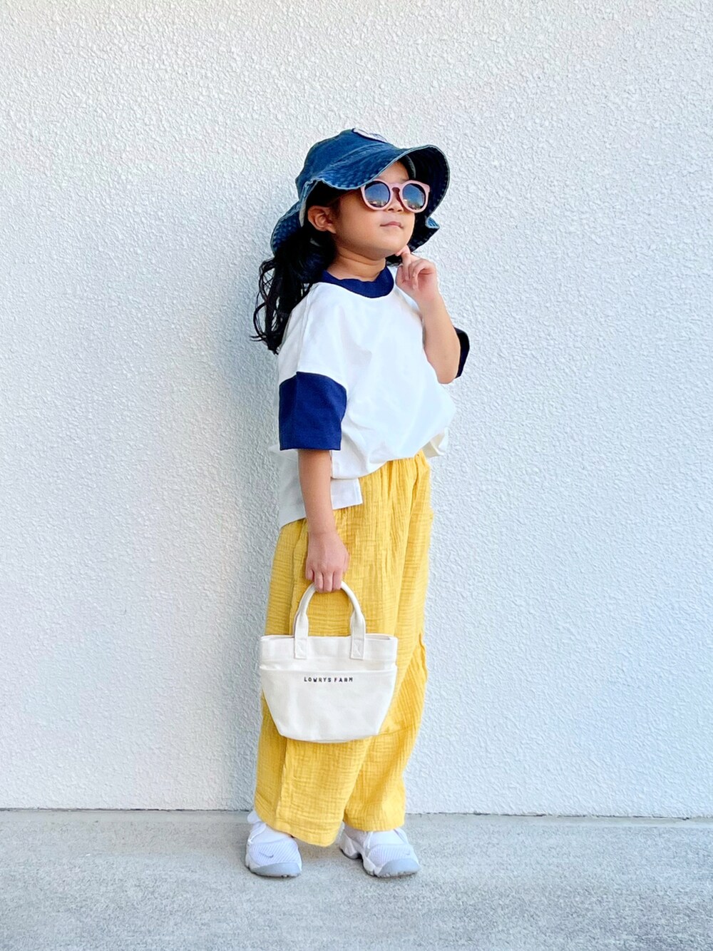 ブルー系のTシャツ/カットソー、イエロー系のパンツ、ホワイト系のショルダーバッグを着用したキッズの夏コーディネートの2枚目の写真