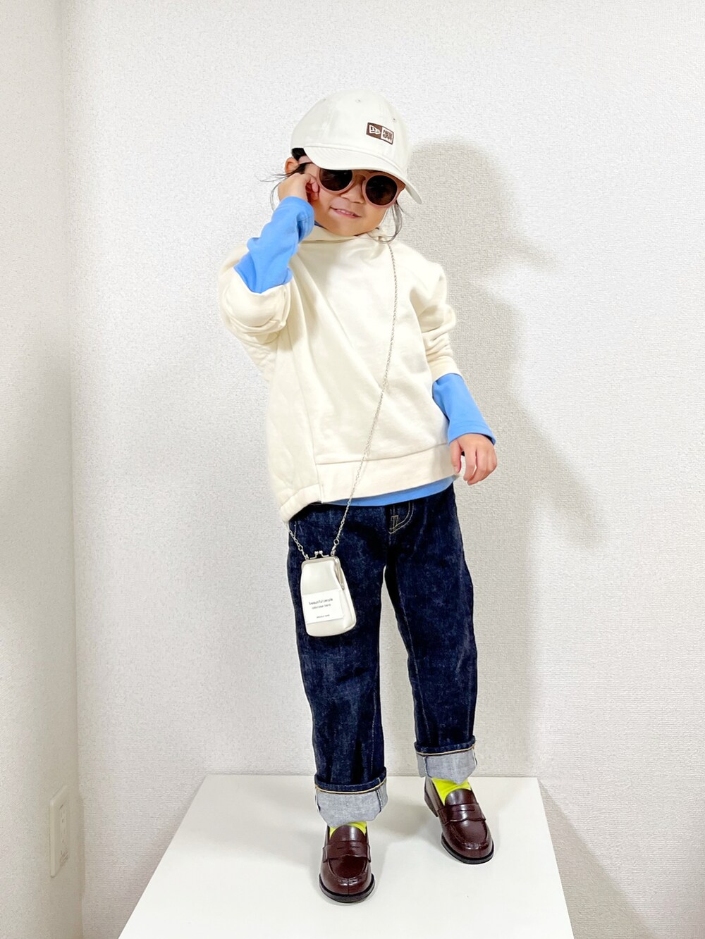 「キャップ、パーカー、タートルネック、デニム、ローファー、カジュアルコーデ、レイヤードスタイル、クリスマスに着たい服」|「NEW ERAのNEW ERA/ニューエラ キッズ キャップ 13054403(キャップ、ブラウン系)」を使った、asairo 𓇼 さん(キッズ・100cm)の冬コーディネートの2枚目の写真