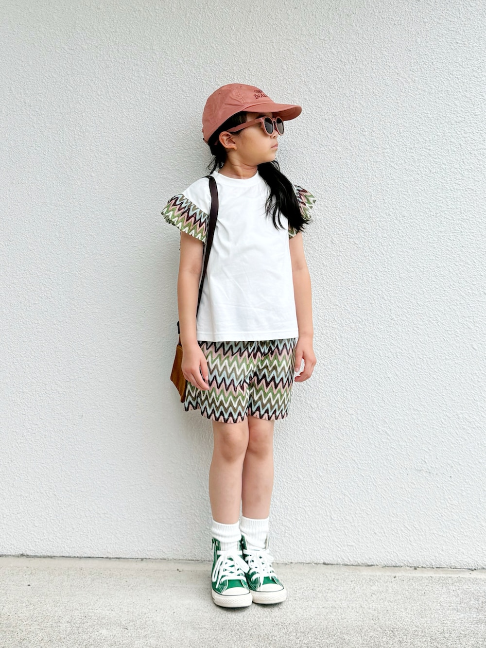 グリーン系のTシャツ/カットソー、グリーン系のその他パンツ、グリーン系のスニーカーを着用したキッズの夏コーディネートの2枚目の写真