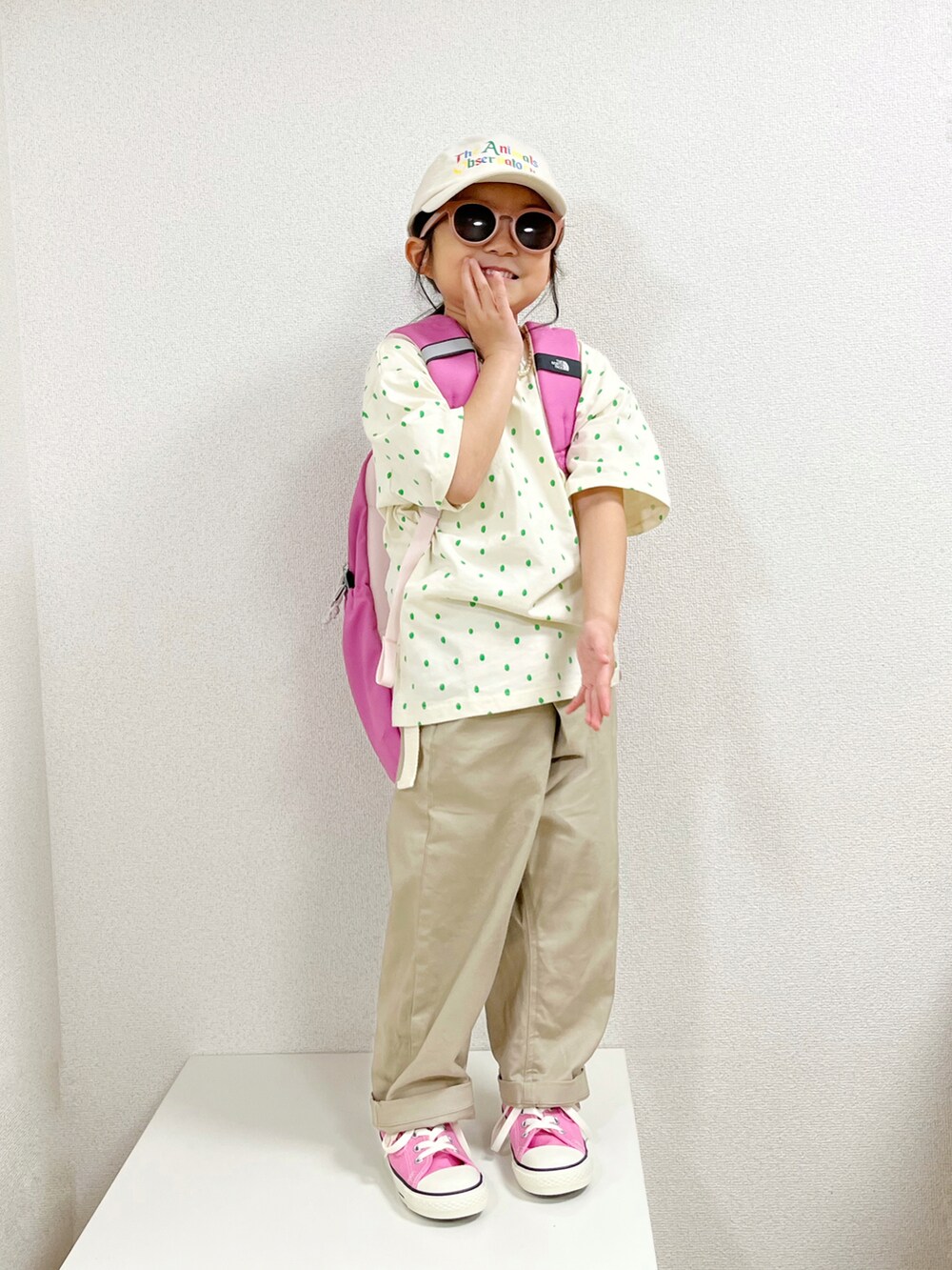 その他のTシャツ/カットソー、ピンク系のバックパック/リュック、ベージュ系のその他パンツを着用したキッズの春コーディネートの3枚目の写真