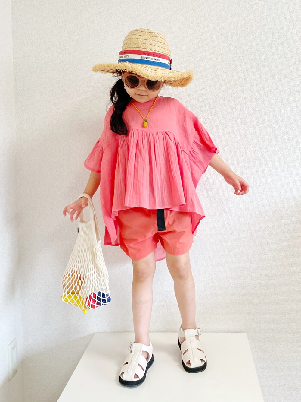 ピンク系のシャツ/ブラウス、ホワイト系のエコバッグ/サブバッグ、オレンジ系のその他パンツを着用したキッズの夏コーディネートの2枚目の写真
