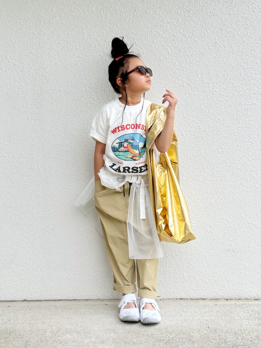 ホワイト系のTシャツ/カットソー、ゴールド系のハンドバッグ、ベージュ系のその他パンツを着用したキッズの夏コーディネートの2枚目の写真