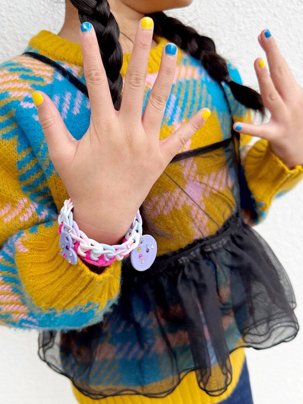 「クリスマスに着たい服、ニット、チェック、デニム、プチプラ、休日スタイル、レイヤードスタイル、お出かけコーデ、ブーツ、マイベストコーデ2024、ワイドパンツ」｜「BREEZEの【リンク】ノルディック&チェックニット（ニット/セーター、イエロー系）」を使った、asairo 𓇼 さん（キッズ・120cm）の冬コーディネートの3枚目の写真