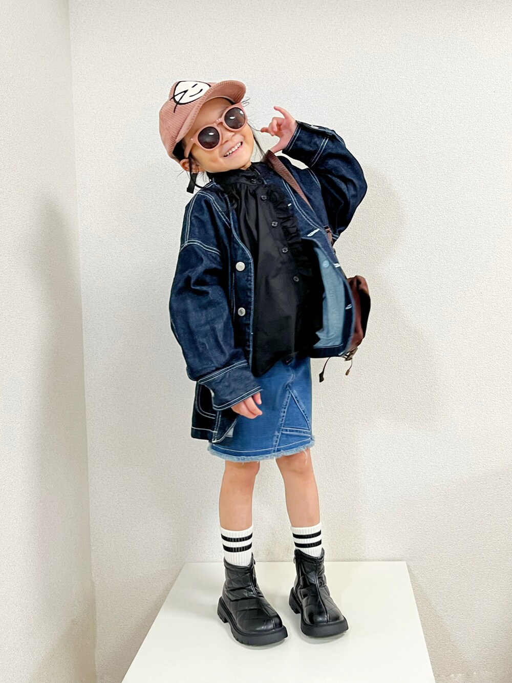 ブラウン系のショルダーバッグ、ブルー系のカバーオール、ブラック系のシャツ/ブラウスを着用したキッズの秋コーディネートの2枚目の写真