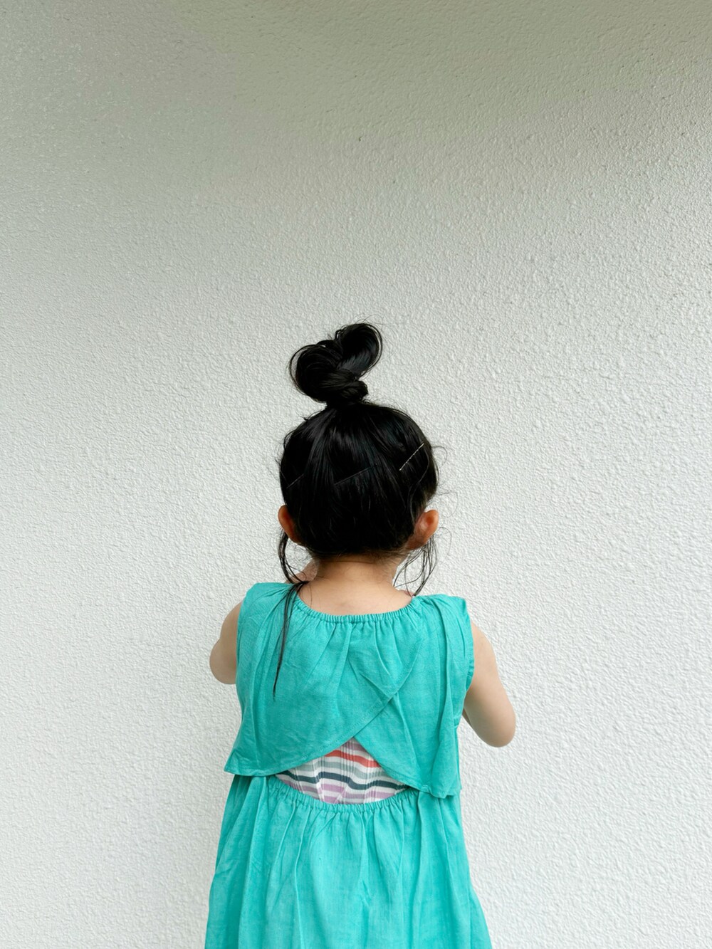 その他のタンクトップ、シルバー系のショルダーバッグ、ホワイト系のスニーカーを着用したキッズの春コーディネートの3枚目の写真