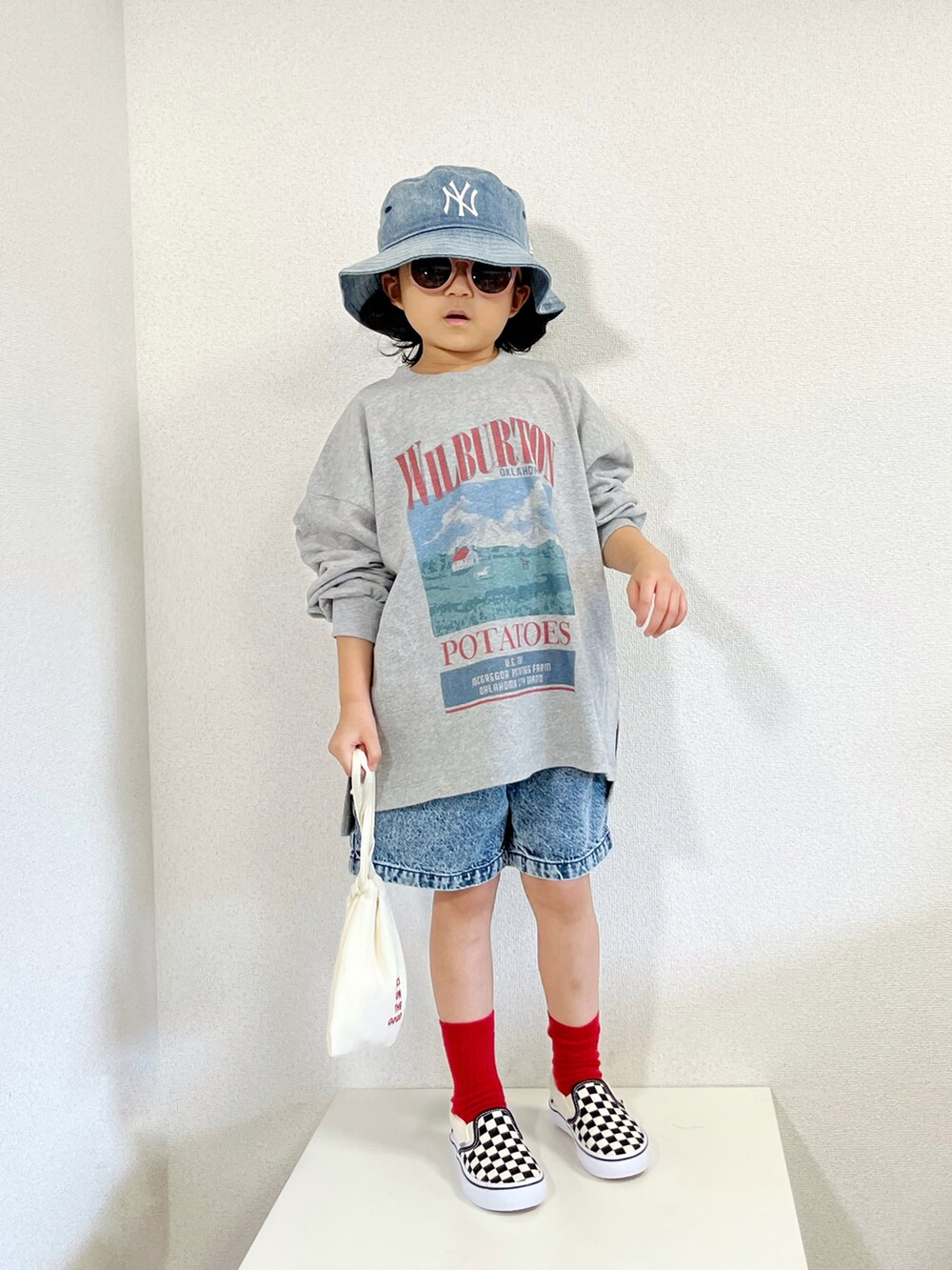 「ロンT、バケットハット、スリッポン、秋服準備はじめました、ストリート、デニム、ロゴT、淡色コーデ、休日スタイル、アウトドアスタイル」|「NEW ERAのNEW ERA/ニューエラ キッズ ハット ニューヨーク・ヤンキース 13327803(ハット、ブルー系)」を使った、asairo 𓇼 さん(キッズ・110cm)の夏コーディネートの2枚目の写真