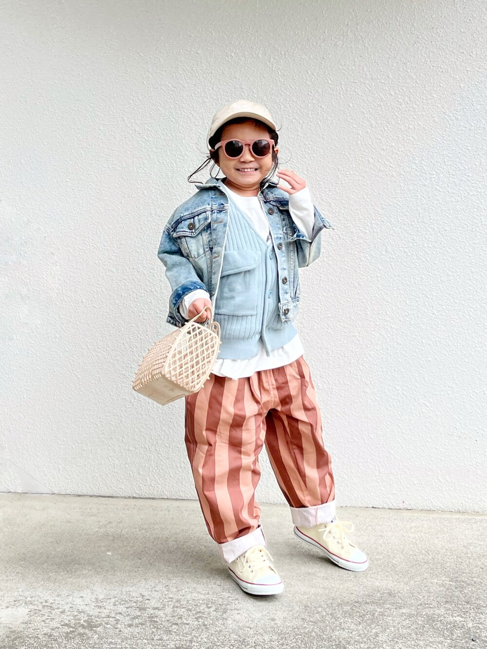 ブルー系のデニムジャケット、ホワイト系のTシャツ/カットソー、ブルー系のベストを着用したキッズの春コーディネートの2枚目の写真