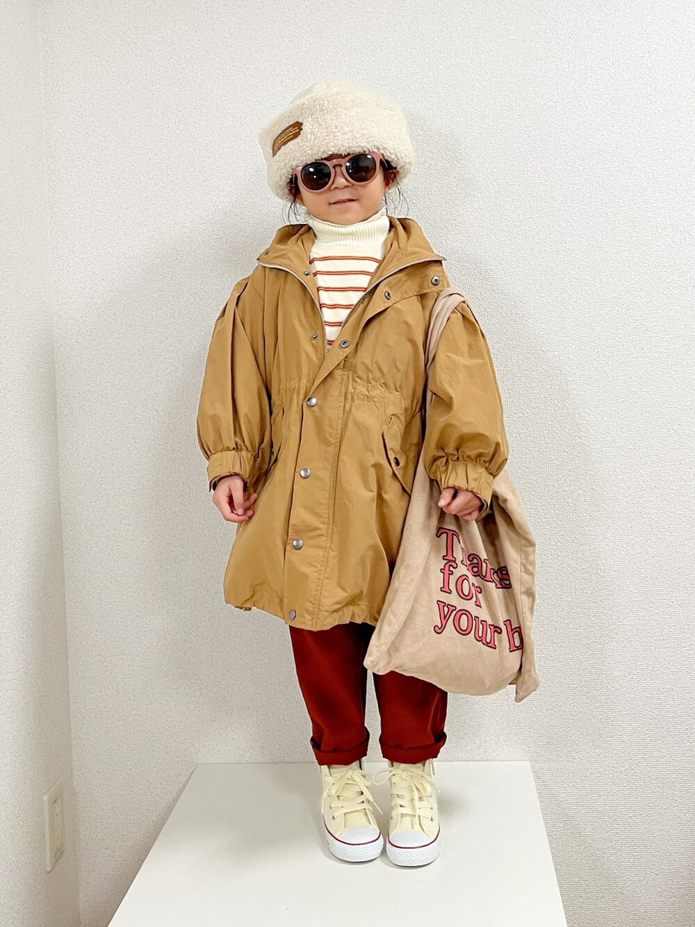「トートバッグ、赤、クリスマスに着たい服、モッズコート、レイヤードスタイル、コンバース、ワントーンコーデ、冬コーデ、ファー、スニーカー、カジュアルコーデ」|「GO TO HOLLYWOODのボアキャップ(帽子、ホワイト系)」を使った、asairo 𓇼 さん(キッズ・100cm)の冬コーディネートの2枚目の写真