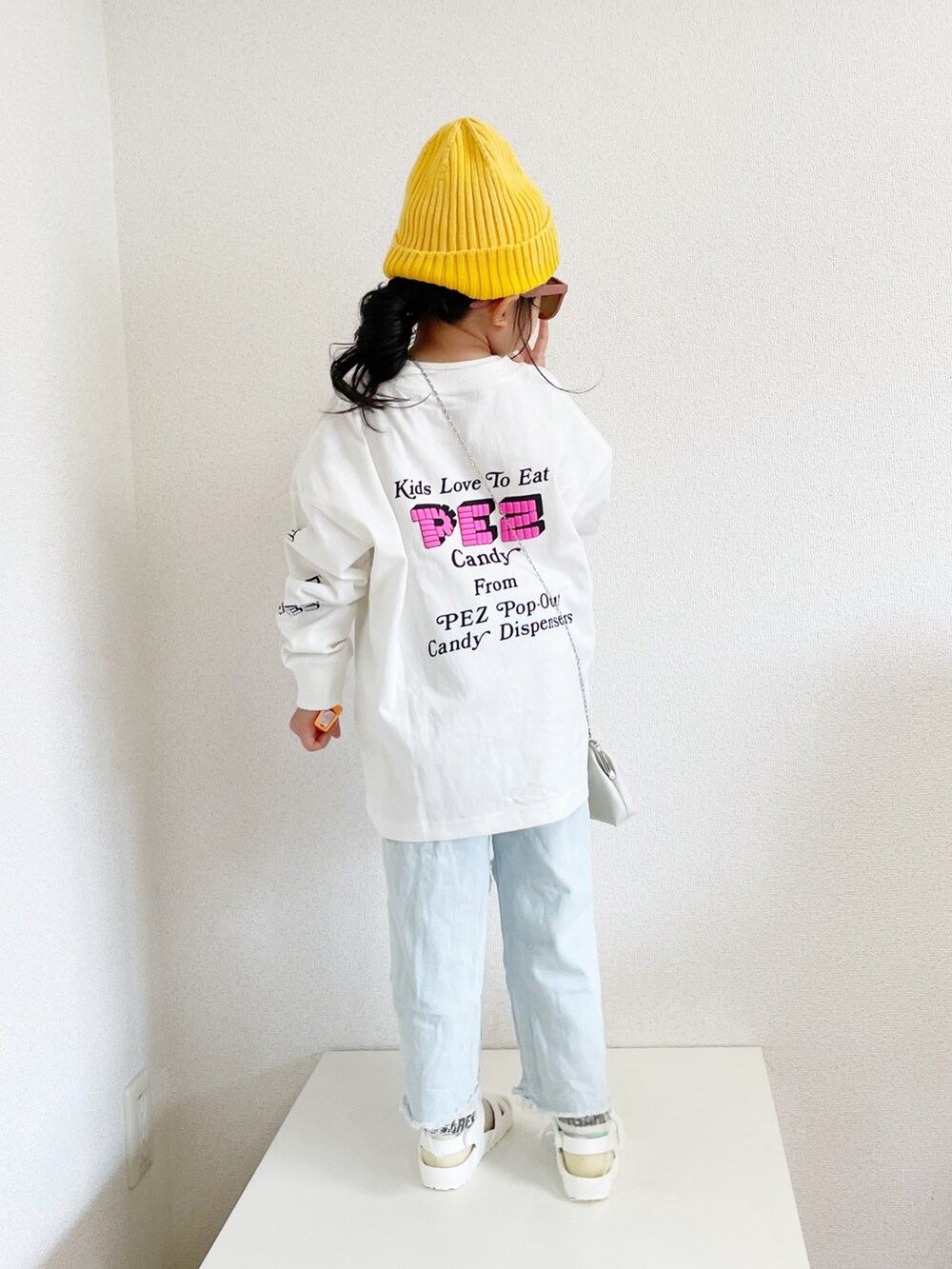 「ストリート、カジュアルコーデ、白Tシャツ、スポーツサンダル、デニム、韓国子供服、ニット帽、めがね、ビッグシルエット、淡色コーデ、休日スタイル、秋服準備はじめました、ロンT、レザー」｜「GO TO HOLLYWOODのアイテム（ニットキャップ/ビーニー、イエロー系）」を使った、asairo 𓇼 さん（キッズ・100cm）の夏コーディネートの2枚目の写真