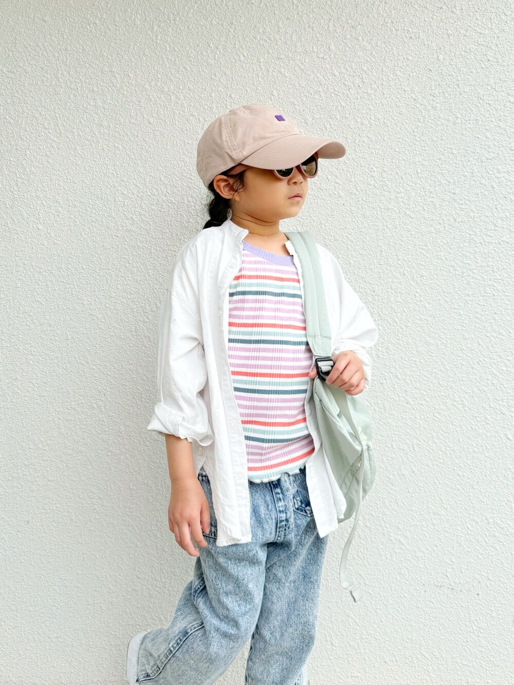 その他のタンクトップ、ホワイト系のシャツ/ブラウス、ブルー系のバックパック/リュックを着用したキッズの夏コーディネートの2枚目の写真