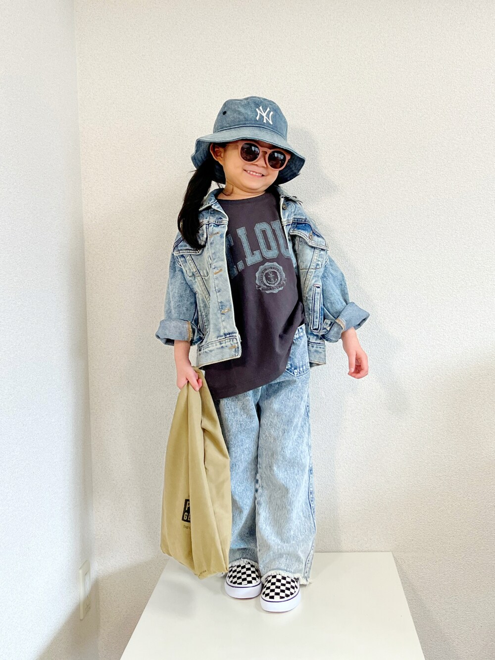 ブルー系のデニムジャケット、グレー系のTシャツ/カットソー、ブルー系のその他パンツを着用したキッズの春コーディネートの2枚目の写真