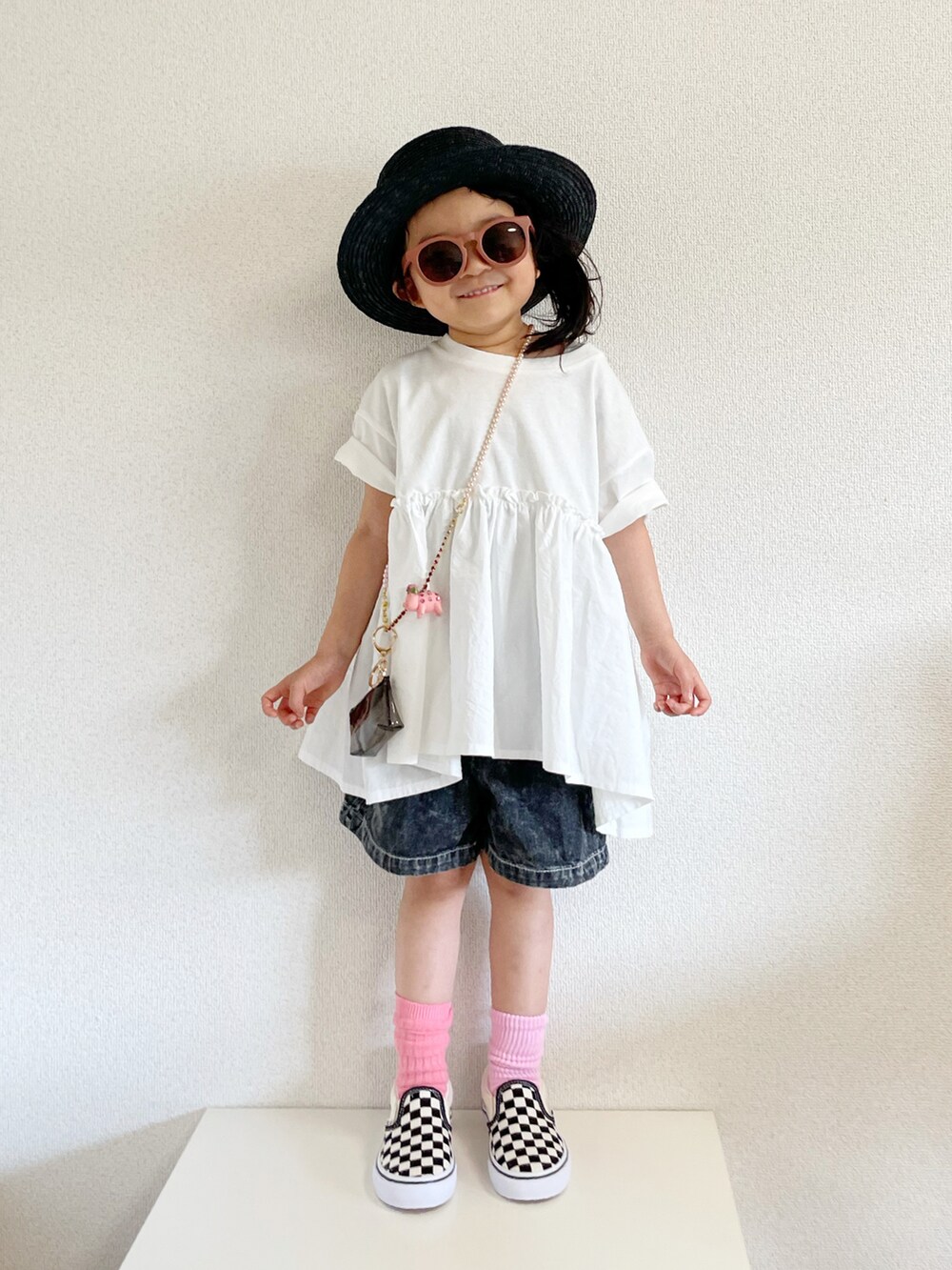 「デニムっていいよね、モノトーン、プチプラ、モード、VANS、スリッポン、休日スタイル、カンカン帽、デニムフェス2022、デニム、麦わら帽子、夏コーデ、ピンク」｜「B:MING by BEAMSのB:MING by BEAMS / ストロー カンカン帽（3~7才）（ハット、ブラック系）」を使った、asairo 𓇼 さん（キッズ・100cm）の夏コーディネートの2枚目の写真