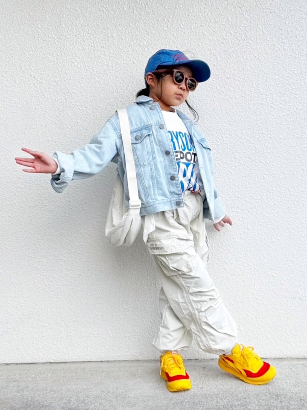 ホワイト系のTシャツ/カットソー、ブルー系のデニムジャケット、ホワイト系のカーゴパンツを着用したキッズの春コーディネートの2枚目の写真