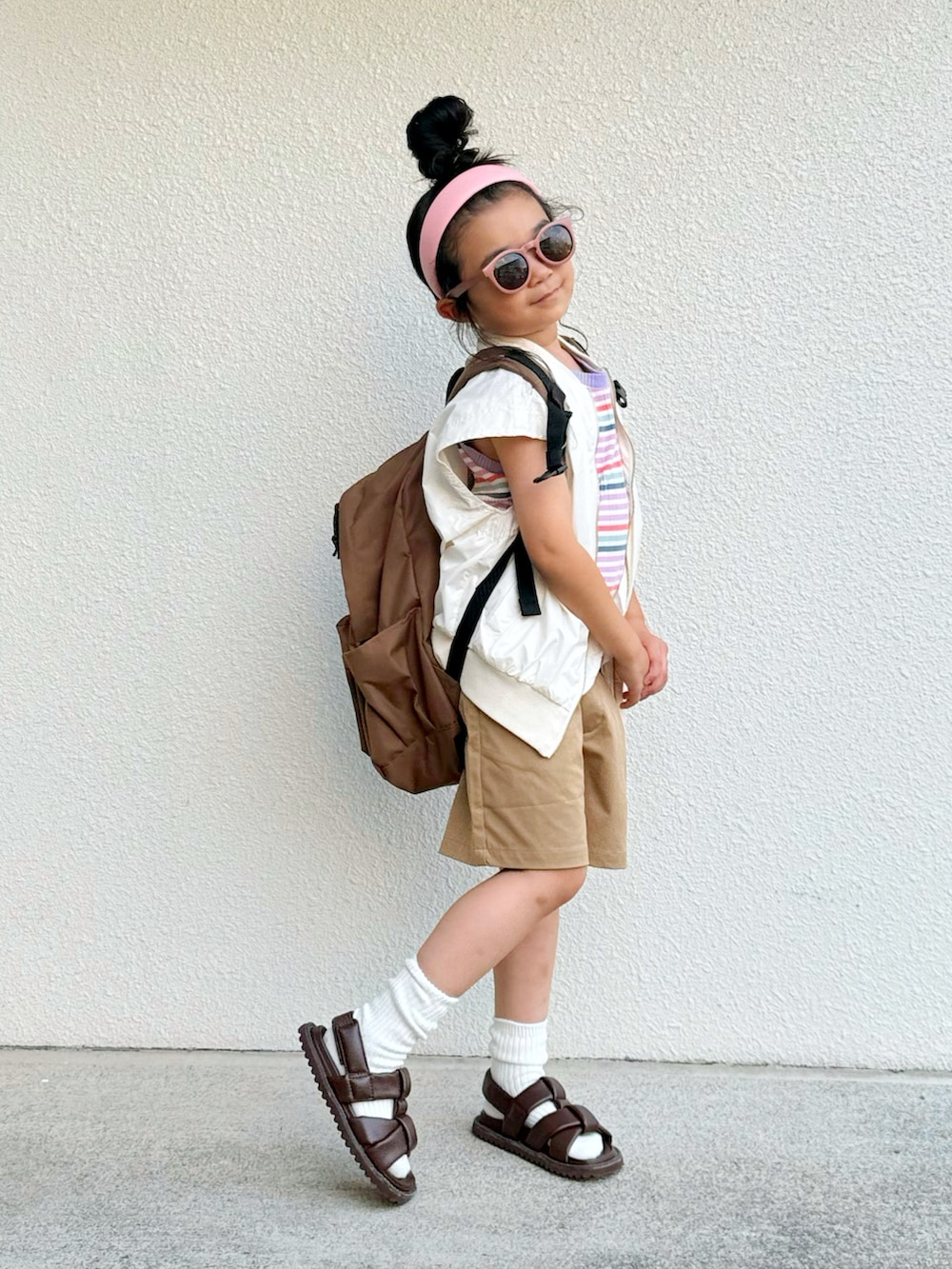 その他のタンクトップ、ホワイト系のベスト、ブラウン系のバックパック/リュックを着用したキッズの夏コーディネートの2枚目の写真