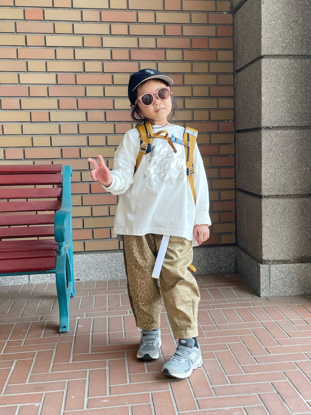 ホワイト系のTシャツ/カットソー、ブラウン系のバックパック/リュック、その他のパンツを着用したキッズの春コーディネートの2枚目の写真