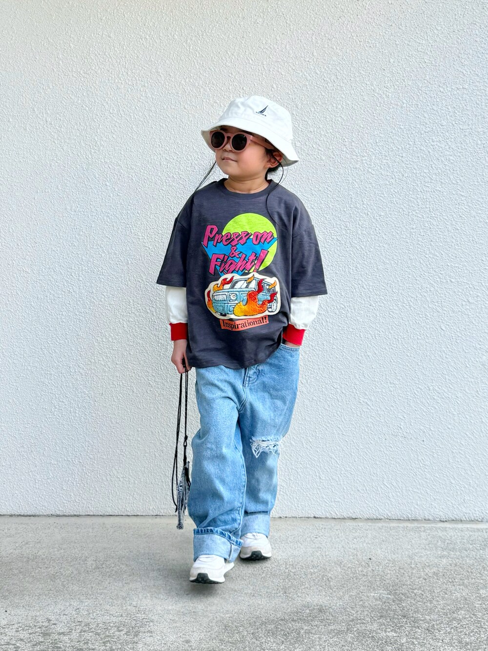 グレー系のTシャツ/カットソー、レッド系のTシャツ/カットソー、ブルー系のデニムパンツを着用したキッズの春コーディネートの2枚目の写真