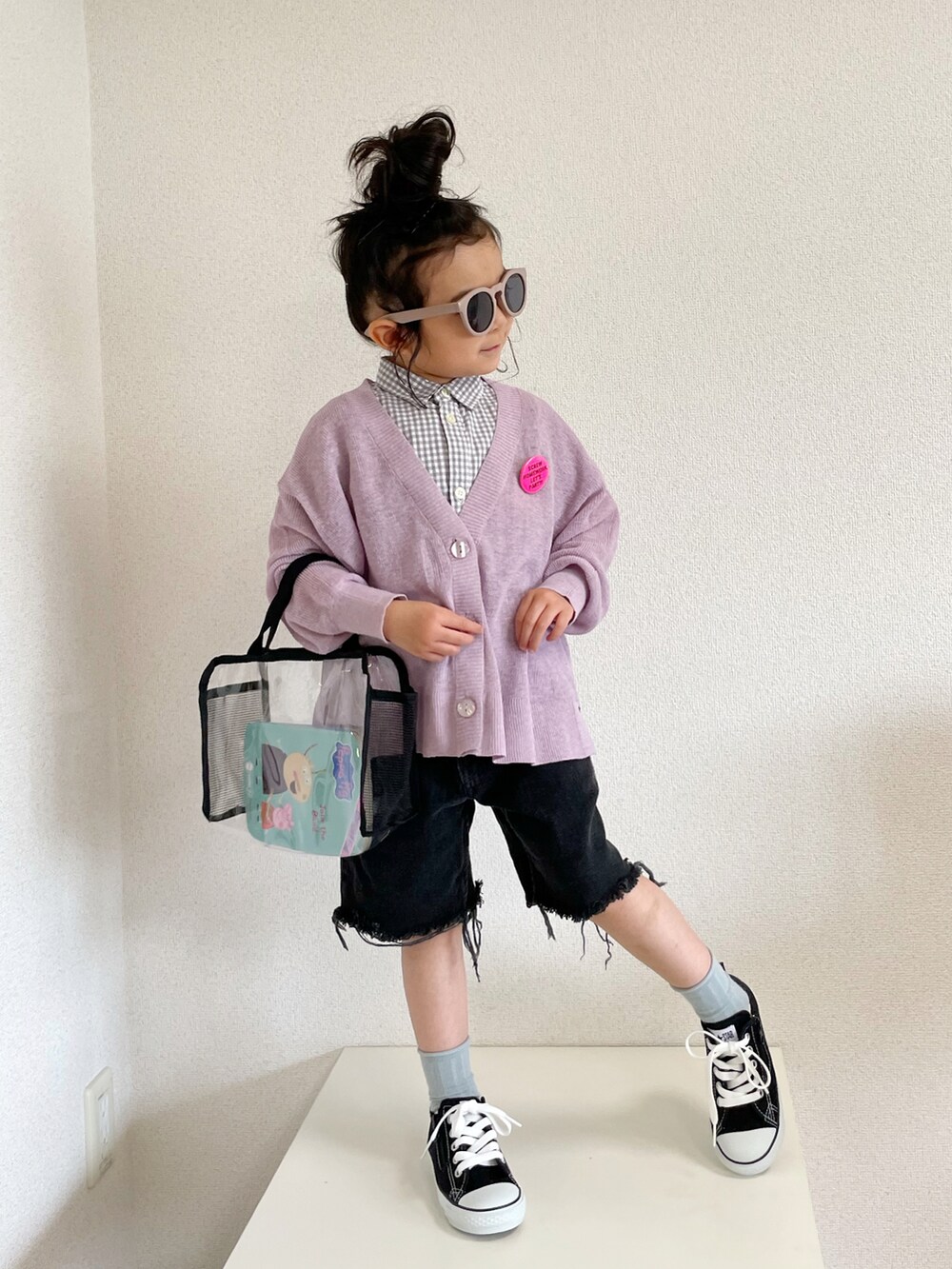 「カラーソックス、古着MIX、コンバース、ハーフパンツ、サングラス、シャツスタイル、カラー×コーデ、レイヤードスタイル、クリアバッグ、カジュアルコーデ、カーディガン、休日スタイル、ギンガムチェック、FUDGE KIDSのトラッドスタイル」｜「coenの【coen キッズ/ジュニア】[洗える]サラコVネックニットカーディガン（カーディガン/ボレロ、ピンク系）」を使った、asairo 𓇼 さん（キッズ・100cm）の春コーディネートの3枚目の写真