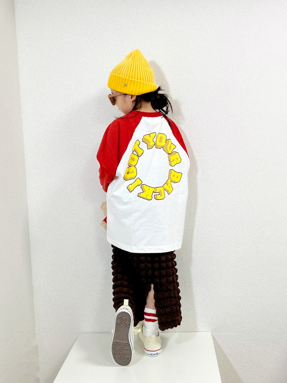 「ペアマノンストリート、ペアマノン、PAIRMANON STREET、pairmanon、カジュアルコーデ、スニーカー、ストリート、ラグランTシャツ、ロンT、ロングスカート、秋コーデ、ニット帽」｜「GO TO HOLLYWOODのアイテム（ニットキャップ/ビーニー、イエロー系）」を使った、asairo 𓇼 さん（キッズ・110cm）の秋コーディネートの2枚目の写真