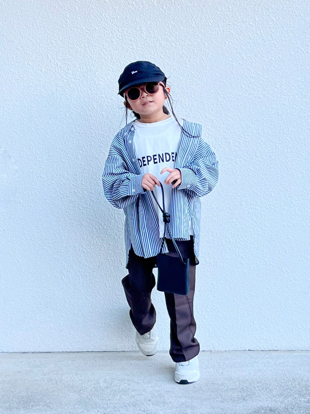 ブラック系のシャツ/ブラウス、ホワイト系のTシャツ/カットソー、ブラウン系のその他パンツを着用したキッズの秋コーディネートの2枚目の写真