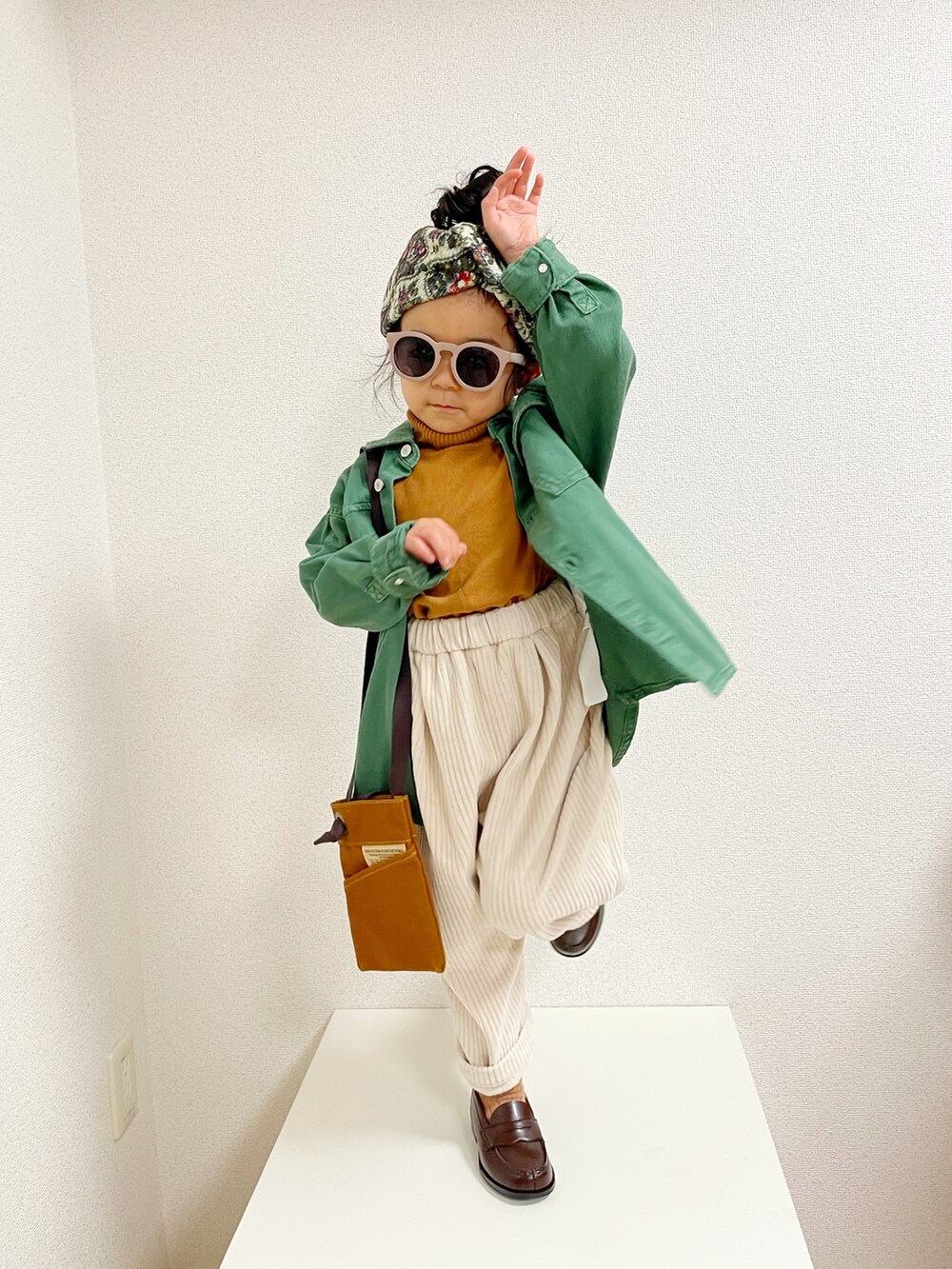 「ジャケット、ビッグシルエット、レザー、グリーン、ショルダーバッグ、ローファー、めがね、冬コーデ、コーデュロイパンツ、休日スタイル、プチプラ、タックイン、カラーニット」|「GO TO HOLLYWOODのノマドコーデュロイヘアバンド(ヘアアクセサリー、ホワイト系)」を使った、asairo 𓇼 さん(キッズ・100cm)の秋コーディネートの2枚目の写真